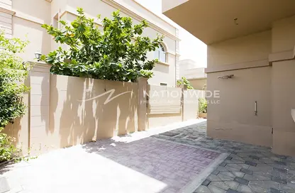 Villa - 4 Bedrooms - 5 Bathrooms for sale in Abu Dhabi Gate City - Abu Dhabi
