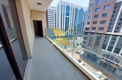 نصف طابق - استوديو - 2 حمامات للايجار في برج جميرا - شارع النجدة - أبوظبي