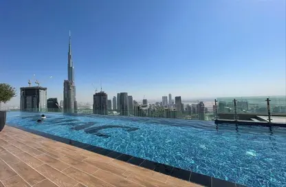 صورة لـ حوض سباحة شقة - 2 غرف نوم - 2 حمامات للايجار في فندق ومساكن برج باراماونت - الخليج التجاري - دبي ، صورة رقم 1