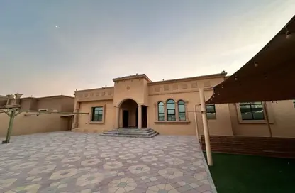 فيلا - 4 غرف نوم - 7 حمامات للايجار في الرفاع - رأس الخيمة