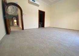 صورةغرفة فارغة لـ: فيلا - 7 غرف نوم - 5 حمامات للكراء في الزعاب - أبوظبي, صورة 1