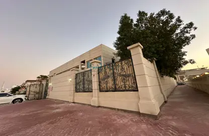 فيلا - 3 غرف نوم - 4 حمامات للايجار في المشرف - أبوظبي