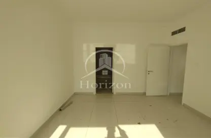 Empty Room image for: Apartment - 1 Bedroom - 2 Bathrooms for rent in Al Khan - Sharjah, Image 1