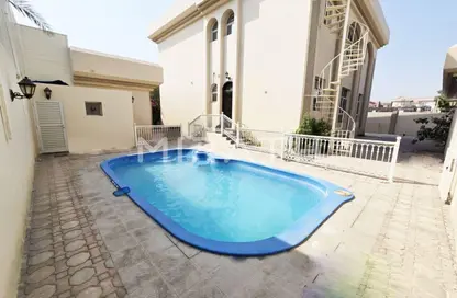 Villa - 4 Bedrooms - 5 Bathrooms for rent in Jumeirah 1 Villas - Jumeirah 1 - Jumeirah - Dubai
