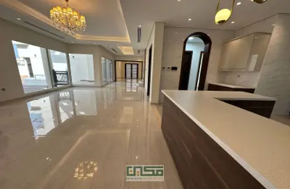 صورة لـ مطبخ فيلا - 5 غرف نوم - 6 حمامات للايجار في المزهر 1 - المزهر - دبي ، صورة رقم 1