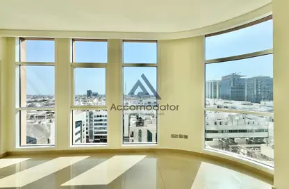 شقة - 3 غرف نوم - 4 حمامات للايجار في يونايتد سكوير - الخالدية - أبوظبي