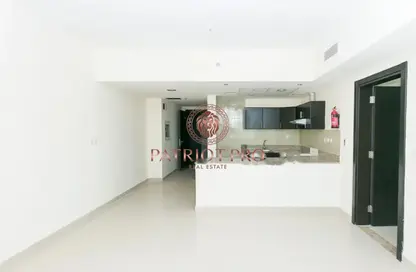 شقة - غرفة نوم - 2 حمامات للايجار في المساكن الحمراء - مدينة دبي الرياضية - دبي