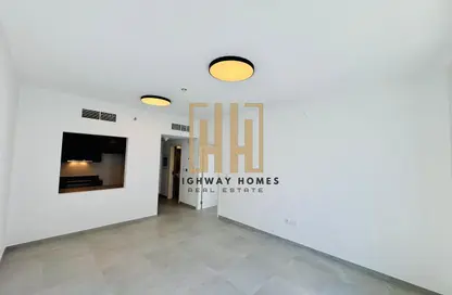 شقة - غرفة نوم - 2 حمامات للايجار في الطراز - حي نسيج - الجادة - الشارقة