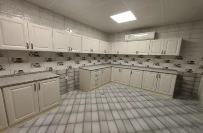 صورة لـ مطبخ شقة - 2 غرف نوم - 2 حمامات للايجار في مركز محمد بن زايد - مدينة محمد بن زايد - أبوظبي ، صورة رقم 1
