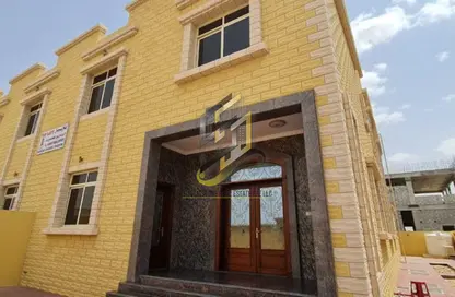 شقة - 5 غرف نوم - 7 حمامات للايجار في الطي شرق - السيوح - الشارقة