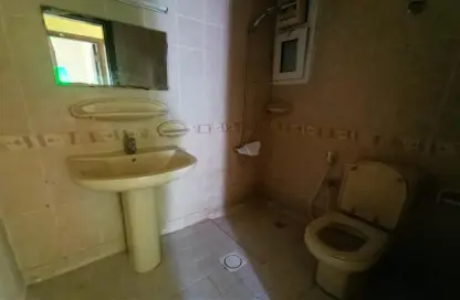 صورة لـ حمام شقة - غرفة نوم - 1 حمام للايجار في طريق فاير ستاشن - مويلح - الشارقة ، صورة رقم 1
