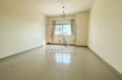 شقة - غرفة نوم - 2 حمامات للايجار في المساكن الحمراء - مدينة دبي الرياضية - دبي