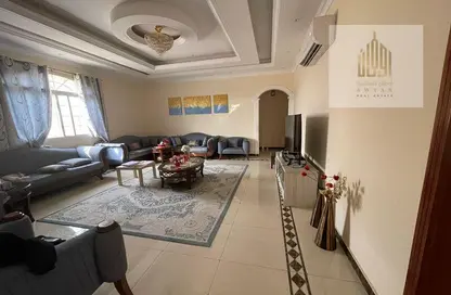 صورة لـ غرفة المعيشة فيلا - 6 غرف نوم للبيع في 2 المويهات - المويهات - عجمان ، صورة رقم 1