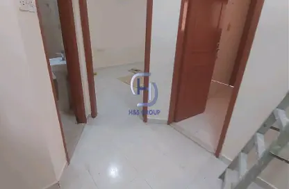 صورة لـ ردهة-ممر شقة - غرفة نوم - 1 حمام للايجار في طريق فاير ستاشن - مويلح - الشارقة ، صورة رقم 1