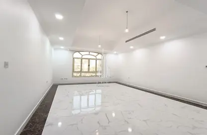 Empty Room image for: Villa - 5 Bedrooms - 6 Bathrooms for rent in Al Karamah - Abu Dhabi, Image 1