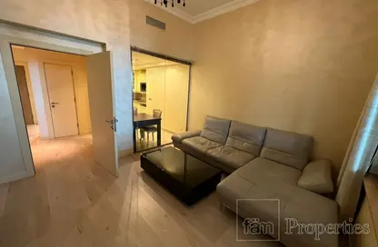 صورة لـ غرفة المعيشة شقة - غرفة نوم - 2 حمامات للايجار في الحاتمي - مساكن شور لاين - نخلة جميرا - دبي ، صورة رقم 1