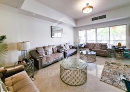 Living Room image for: Townhouse - 4 bedrooms - 6 bathrooms for rent in Bayti Townhouses - Al Hamra Village - Ras Al Khaimah, Image 1