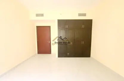 شقة - 2 غرف نوم - 2 حمامات للايجار في تجارية مويلح - الشارقة