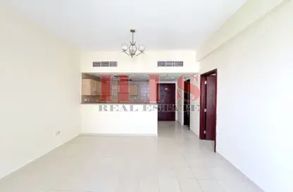شقة - غرفة نوم - 2 حمامات للبيع في X20 - طراز إنجليزي - المدينة الدولية - دبي