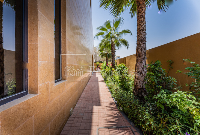 Villa for Sale in Umm Suqeim 2 Villas: Freehold | Exclusive location ...