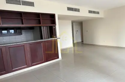 شقة - 2 غرف نوم - 3 حمامات للايجار في ينسون 6 - ينسون - المدينة القديمة - دبي
