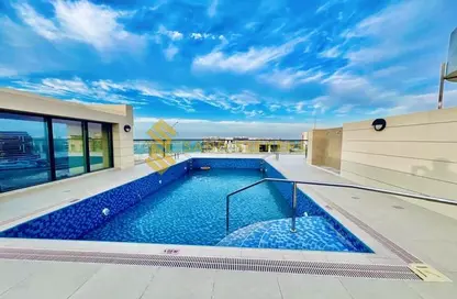 صورة لـ حوض سباحة شقة - 2 غرف نوم - 4 حمامات للايجار في مساكن لامار - برج السيف - شاطئ الراحة - أبوظبي ، صورة رقم 1