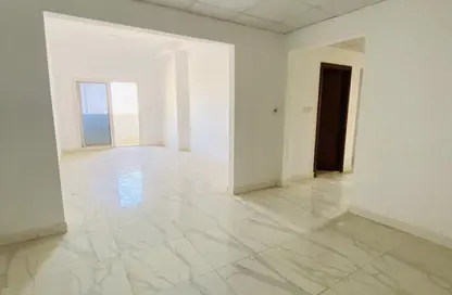 شقة - 2 غرف نوم - 2 حمامات للايجار في برج بحيرة الإمارات 1 - أبراج بحيرة الإمارات - مدينة الإمارات - عجمان