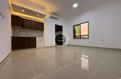 Apartment - Studio - 1 Bathroom for rent in Al Mushrif Villas - Al Mushrif - Abu Dhabi