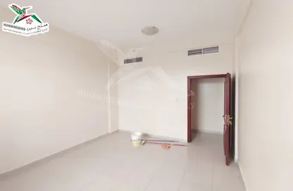 شقة - 2 غرف نوم - 2 حمامات للايجار في مسجد حي هزاع - المطارد - العين