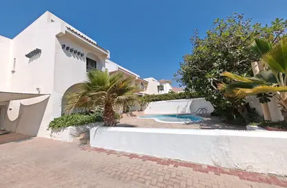 Villa - 5 Bedrooms - 5 Bathrooms for rent in Jumeirah 2 - Jumeirah - Dubai
