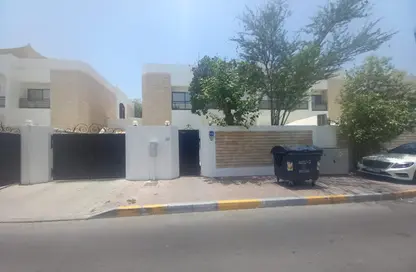 فيلا - 4 غرف نوم - 3 حمامات للايجار في ابراج الساحل - شارع الكورنيش - أبوظبي