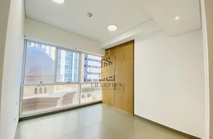 Empty Room image for: Apartment - 1 Bedroom - 2 Bathrooms for rent in Al Noor Tower - Khalifa Street - Abu Dhabi, Image 1