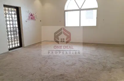 مجمع سكني - 3 غرف نوم - 4 حمامات للايجار في المطارد - العين