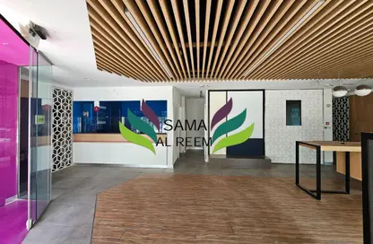 محل - استوديو - 2 حمامات للايجار في ريس حسن السعدي 4 - منخول - بر دبي - دبي