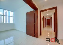 شقة - 3 غرف نوم - 3 حمامات للكراء في برج الصقر الذهبي - شارع حمدان - أبوظبي