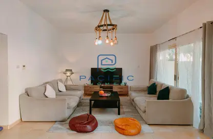 Living Room image for: Apartment - 4 Bedrooms - 3 Bathrooms for sale in The Townhouses at Al Hamra Village - Al Hamra Village - Ras Al Khaimah, Image 1