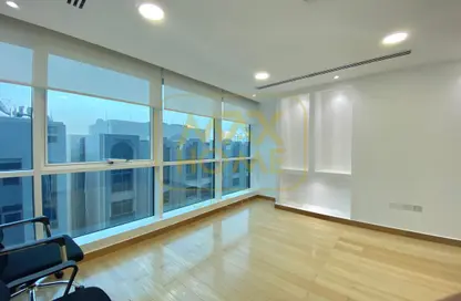 Empty Room image for: Office Space - Studio - 4 Bathrooms for rent in Hanging Garden Tower - Al Danah - Abu Dhabi, Image 1