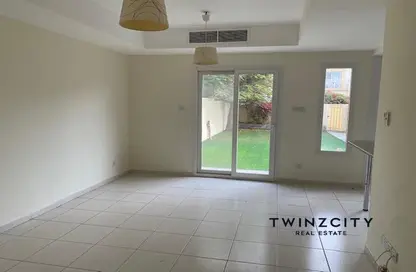 فيلا - 2 غرف نوم - 2 حمامات للبيع في الينابيع 9 - الينابيع - دبي
