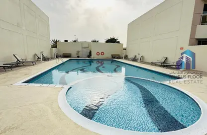 Villa - 4 Bedrooms - 5 Bathrooms for rent in Jumeirah 1 Villas - Jumeirah 1 - Jumeirah - Dubai