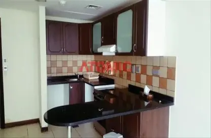 صورة لـ مطبخ شقة - غرفة نوم - 2 حمامات للايجار في برج إنديجو - بحيرة الماس شرق - أبراج بحيرة الجميرا - دبي ، صورة رقم 1