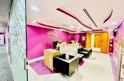 صورة لـ غرفة المعيشة مكتب - استوديو - 4 حمامات للايجار في برج مدينة زايد - منطقة المرور - أبوظبي ، صورة رقم 1