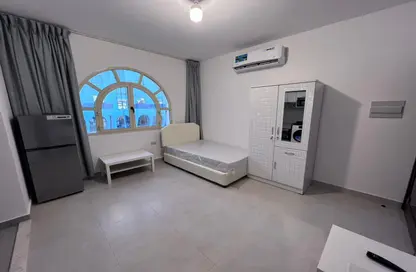 صورة لـ غرفة- غرفة النوم شقة - 1 حمام للايجار في معسكر آل نهيان - أبوظبي ، صورة رقم 1