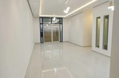 شقة - 3 غرف نوم - 2 حمامات للايجار في طريق كورنيش عجمان - عجمان