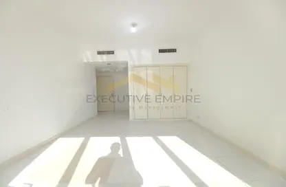 Empty Room image for: Apartment - 1 Bedroom - 2 Bathrooms for rent in Khalidiya Twin Towers - Al Khalidiya - Abu Dhabi, Image 1