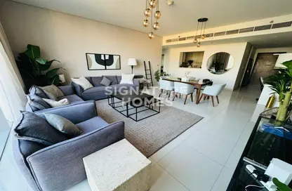 صورة لـ غرفة المعيشة / غرفة الطعام شقة - 3 غرف نوم - 4 حمامات للايجار في بوليفارد كريسنت - دبي وسط المدينة - دبي ، صورة رقم 1