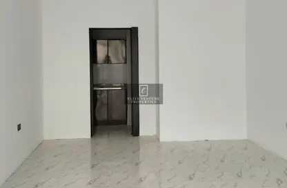 متجر - استوديو - 1 حمام للايجار في برج حديقة الشعفار - الكرامة - دبي