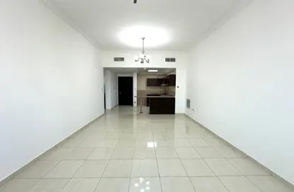 شقة - 2 غرف نوم - 2 حمامات للايجار في برج ربيعة - مجان - دبي لاند - دبي