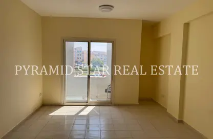 شقة - غرفة نوم - 2 حمامات للبيع في مبنى أو04 - طراز فارسي - المدينة العالمية - دبي