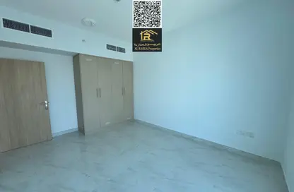 شقة - 2 غرف نوم - 2 حمامات للايجار في برج الكورنيش - طريق كورنيش عجمان - عجمان