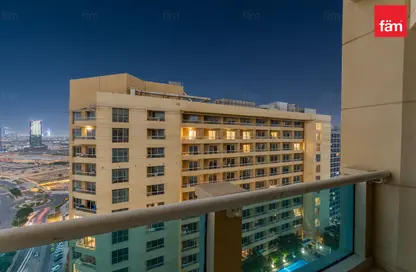 شقة - 2 غرف نوم - 3 حمامات للايجار في C برج - لاجو فيستا - مدينة دبي للإنتاج (اي ام بي زد) - دبي